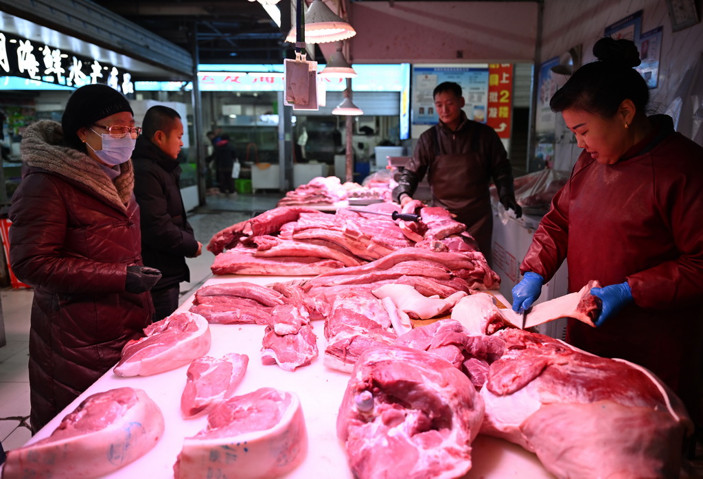 1月8日，市民在延安市寶塔區(qū)一處市場選購鮮肉。