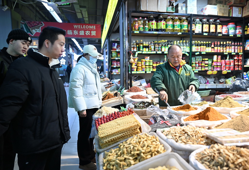 1月8日，市民在延安市寶塔區(qū)一處市場(chǎng)選購調(diào)料。