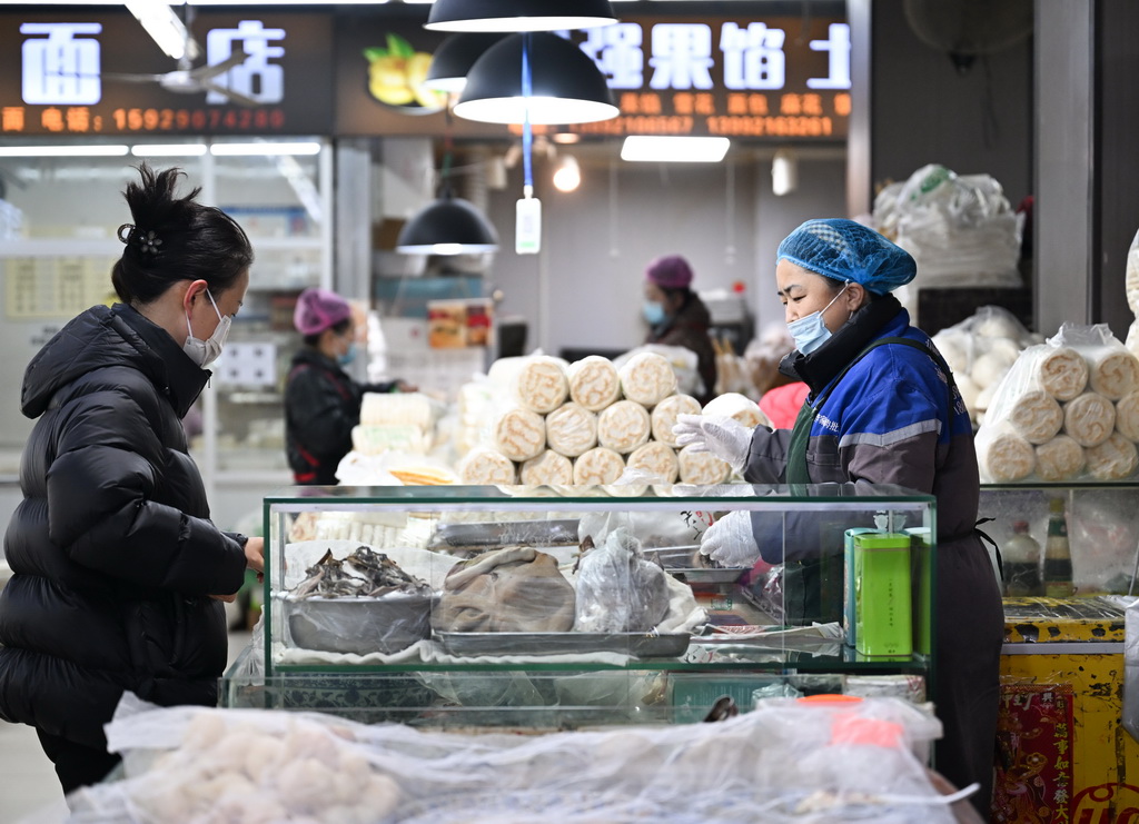 1月8日，市民在延安市寶塔區(qū)一處市場(chǎng)選購食品。