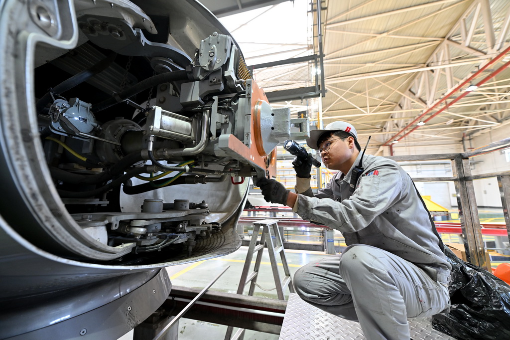 1月9日，在太原動車組運(yùn)用所，動車組機(jī)械師對列車的車頭單元進(jìn)行檢查維護(hù)。