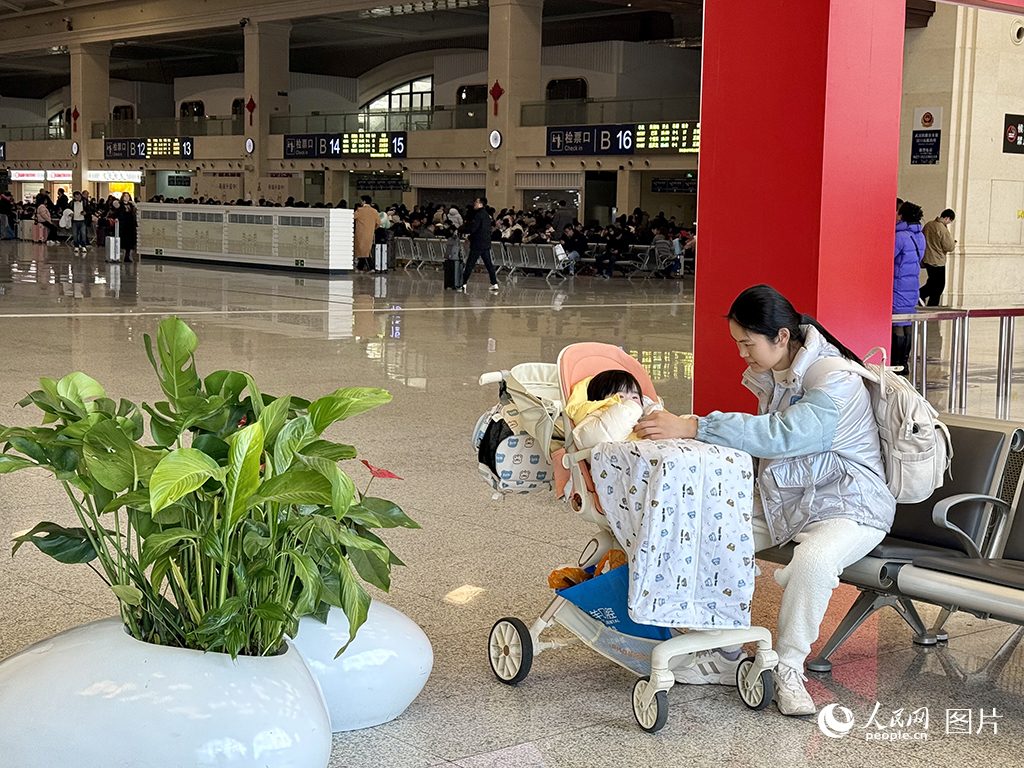 1月13日下午，漢口火車站，媽媽和孩子一起候車。人民網(wǎng)記者 張沛攝