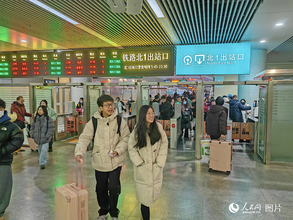 1月12日，春運(yùn)前夕，天津火車站人頭攢動，旅客從天津站北出站口出站。人民網(wǎng)記者 崔新耀攝