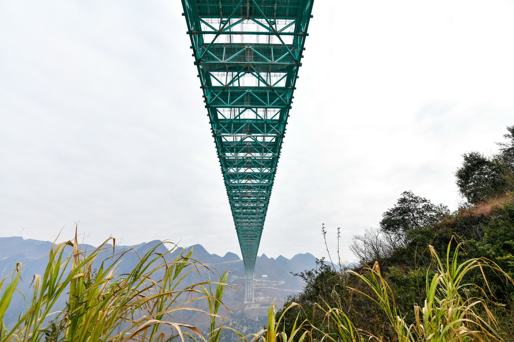 這是1月14日拍攝的貴州六安高速公路花江峽谷大橋。