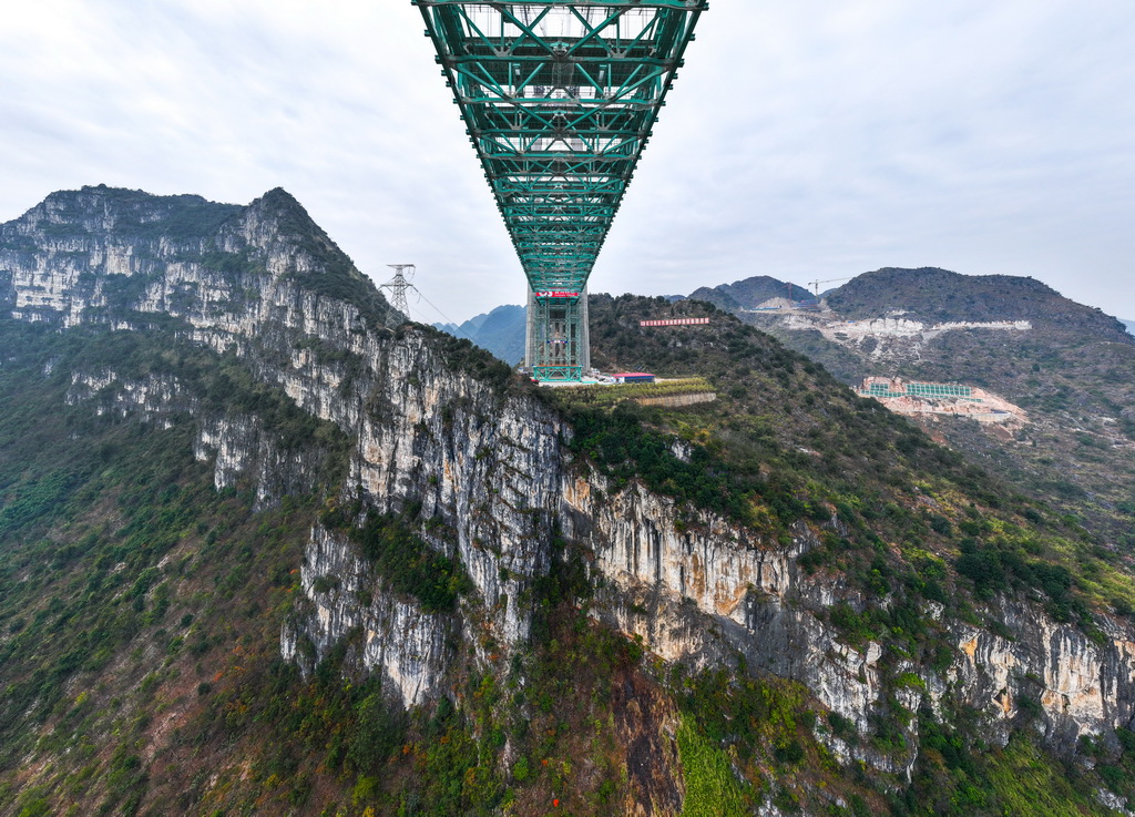 這是1月14日拍攝的貴州六安高速公路花江峽谷大橋（無人機(jī)照片）。