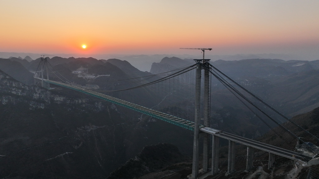 夕陽下的貴州六安高速公路花江峽谷大橋（1月13日攝，無人機(jī)照片）。