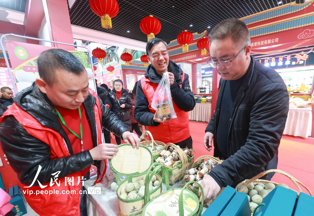 2025年1月18日，市民在貴州省貴陽(yáng)市觀山湖區(qū)西南國(guó)際商貿(mào)城選購(gòu)農(nóng)特產(chǎn)品。