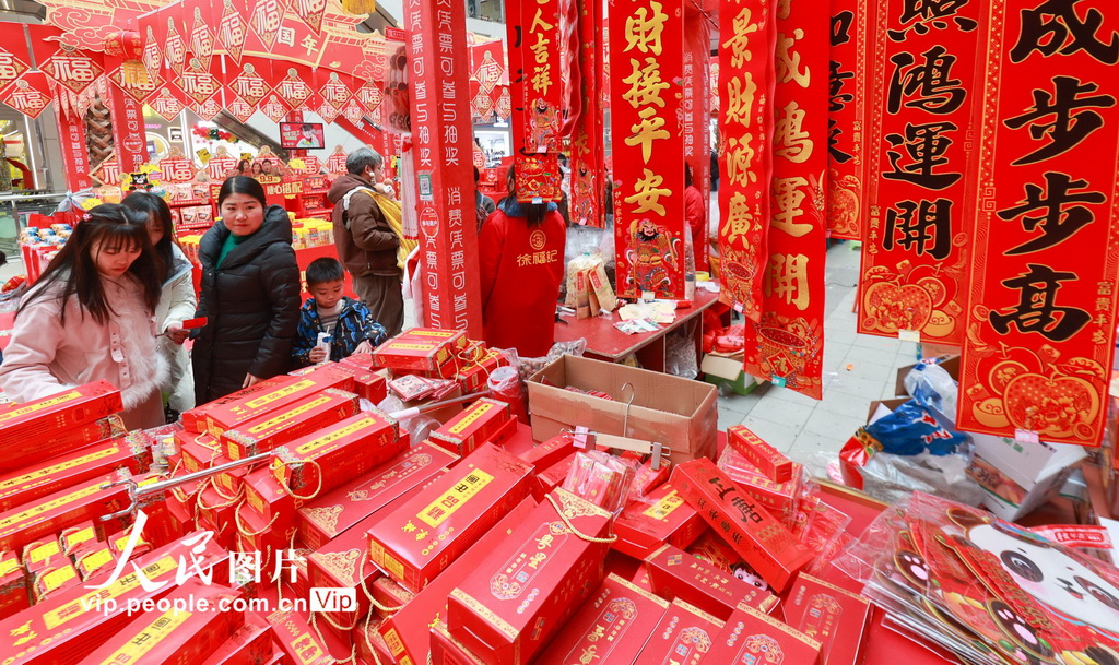 2025年1月18日，市民在貴州省貴陽市觀山湖區(qū)西南國際商貿(mào)城選購年貨。