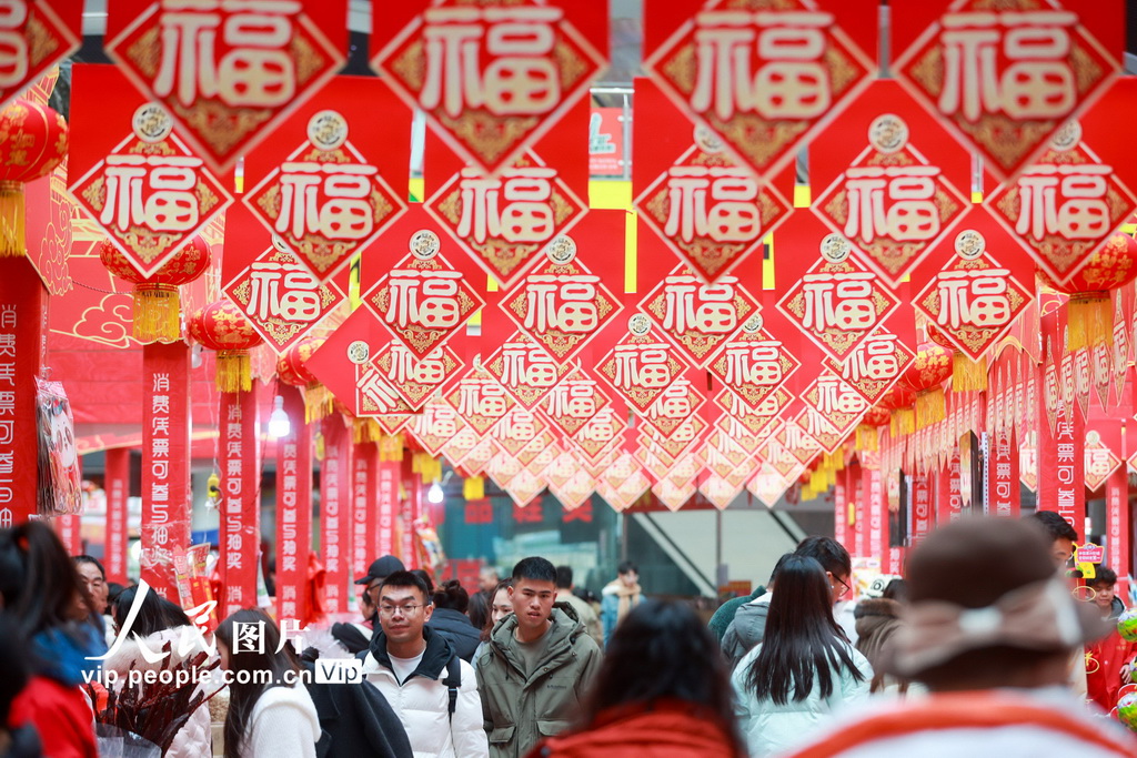 2025年1月18日，市民在貴州省貴陽市觀山湖區(qū)西南國際商貿城選購年貨。