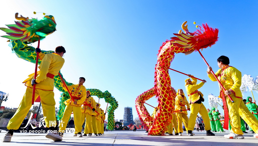 2025年1月19日，甘肅省張掖市甘州區(qū)中心廣場上，甘州區(qū)非遺保護(hù)中心的工作人員同非遺愛好者們一起排練非遺節(jié)目。