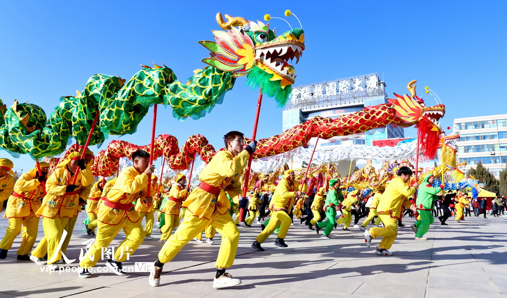 2025年1月19日，甘肅省張掖市甘州區(qū)中心廣場(chǎng)上，甘州區(qū)非遺保護(hù)中心的工作人員同非遺愛(ài)好者們一起排練非遺節(jié)目。