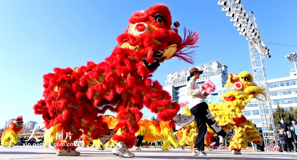 2025年1月19日，甘肅省張掖市甘州區(qū)中心廣場(chǎng)上，甘州區(qū)非遺保護(hù)中心的工作人員同非遺愛(ài)好者們一起排練非遺節(jié)目。