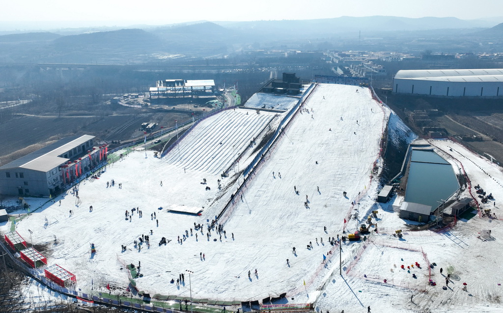 1月19日，游客在邯鄲市復(fù)興區(qū)東高河村滑雪場內(nèi)滑雪游玩（無人機(jī)照片）。