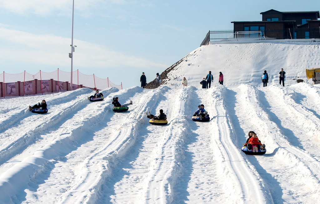 1月19日，在邯鄲市復興區(qū)東高河村滑雪場，游客在體驗滑雪圈項目。