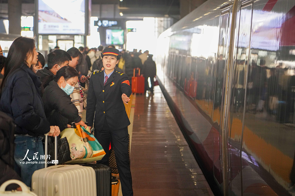 1月21日，鐵路寧波站，客運值班員組織旅客有序乘車。