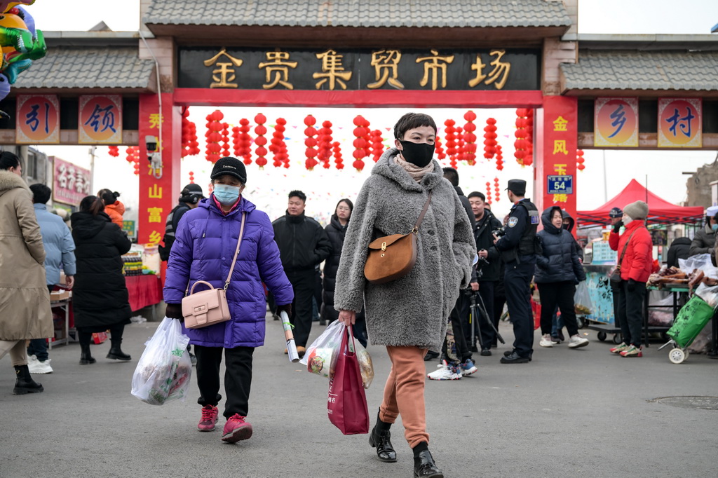 1月21日，人們?cè)诮鹳F集貿(mào)市場(chǎng)選購(gòu)年貨。