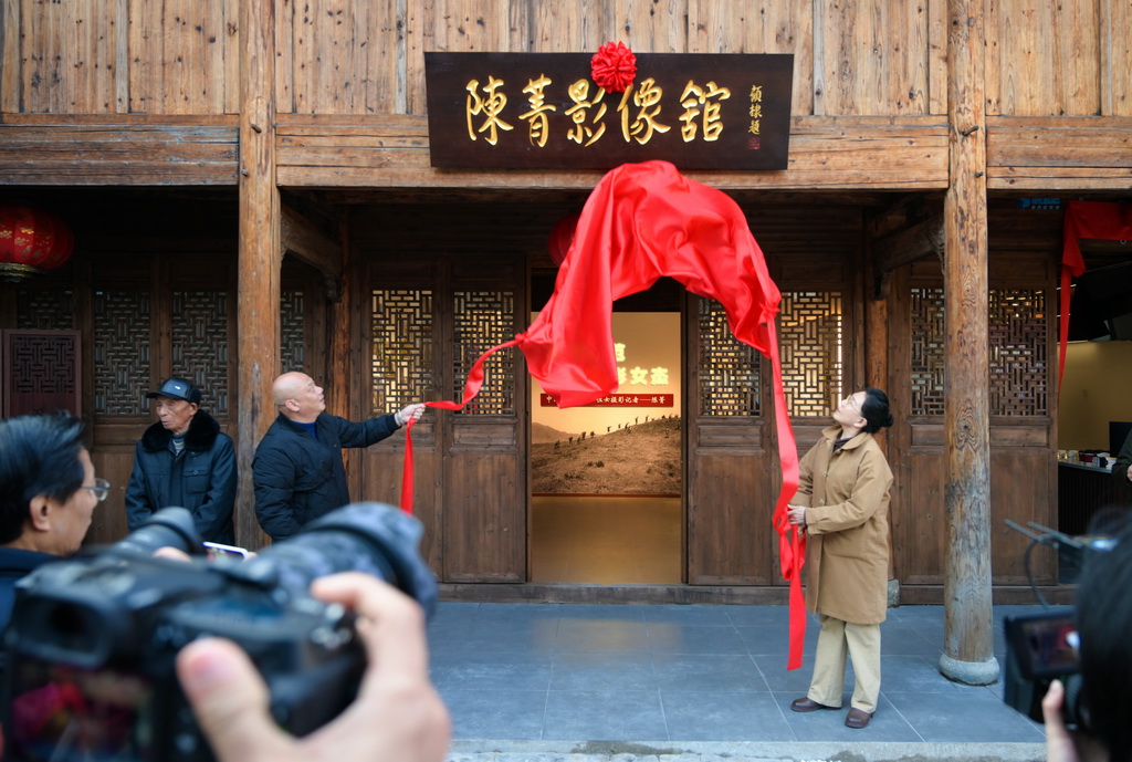 中國女?dāng)z影家協(xié)會主席呂靜波與浦江縣政府黨組成員、副縣長柳鋼明共同為影像館揭牌。