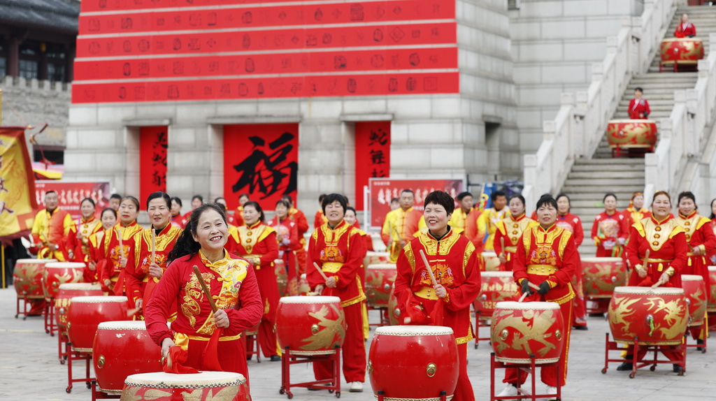 1月25日，鼓手在江蘇省宿遷市泗洪縣古徐城景區(qū)表演。新華社發(fā)（許昌亮攝）