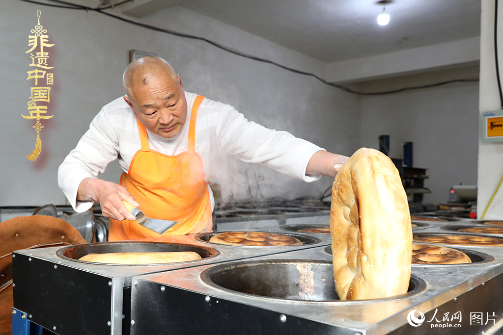 2025年1月23日，山東省臨沂市莒南縣一家傳統(tǒng)大餅作坊內(nèi)，師傅們正忙著烤制當(dāng)?shù)厝舜汗?jié)期間家家戶戶必備的、金黃誘人的莒南大餅。人民網(wǎng)記者 劉祺攝