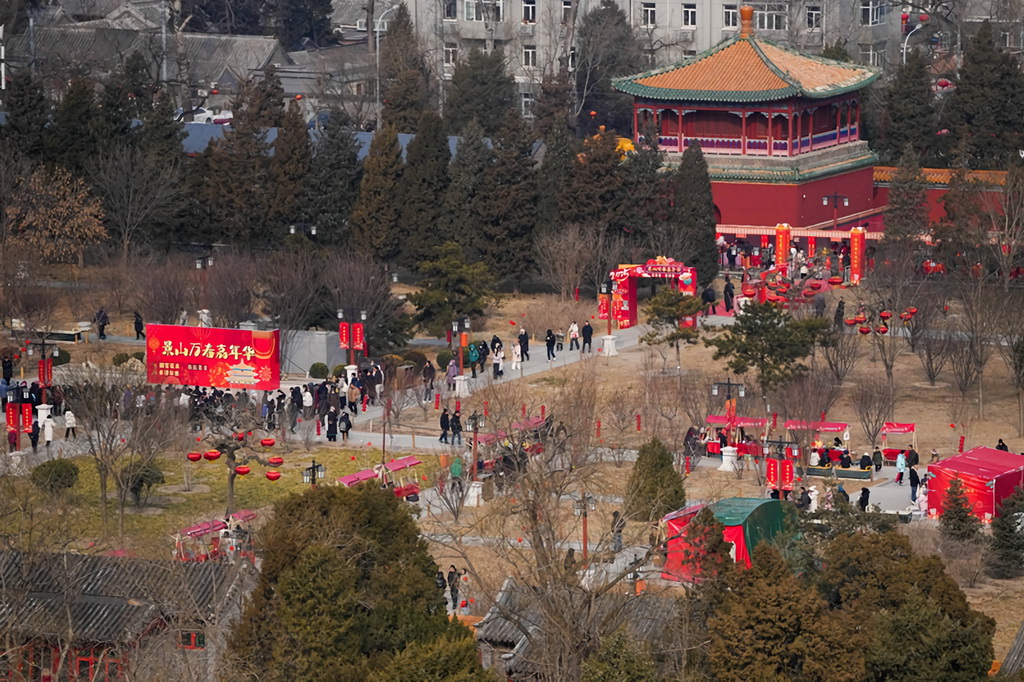 1月31日，游客在景山公園的萬(wàn)春嘉年華上游玩。新華社記者 鞠煥宗 攝