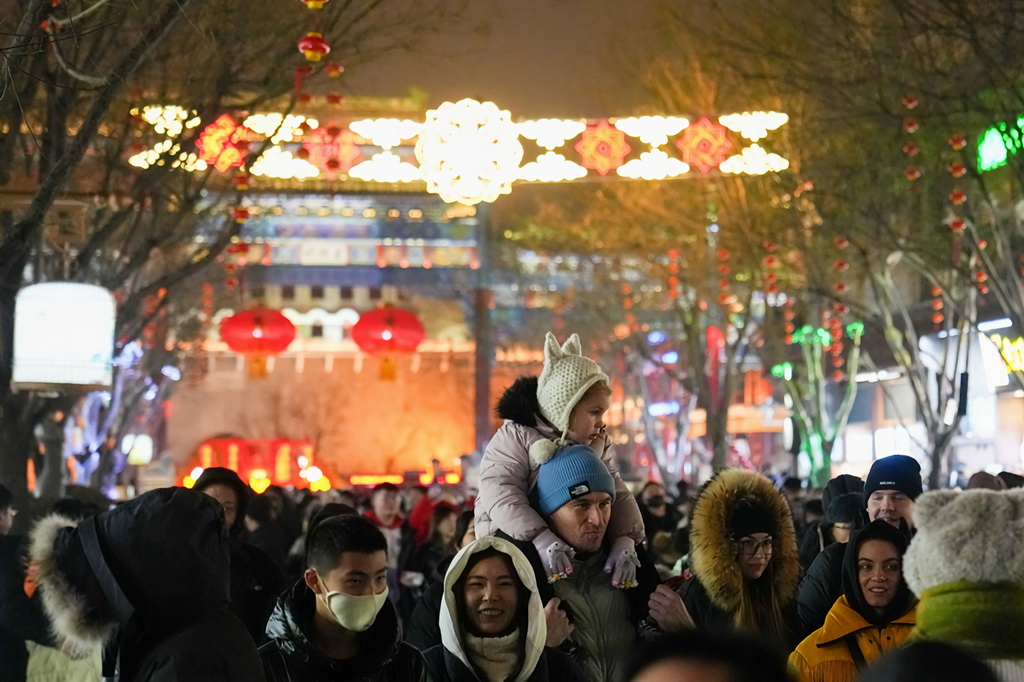 2月1日，位于北京中軸線上的前門大街張燈結(jié)彩，許多游客前來參觀游覽。新華社記者 鞠煥宗 攝