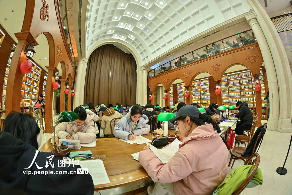 2025年2月2日，江西省南昌高新區(qū)圖書館內(nèi)座無虛席，眾多市民暢游書海之中，享受閱讀的快樂。李劼攝（人民圖片網(wǎng)）