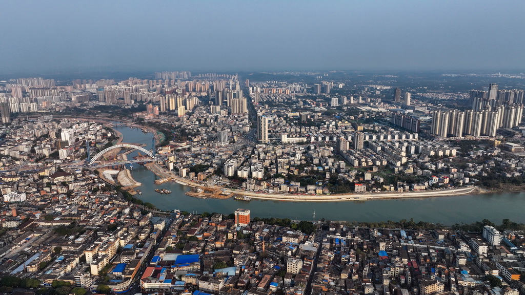 這是建設(shè)中的流經(jīng)欽州市區(qū)的平陸運(yùn)河（2月4日攝，無人機(jī)照片）。