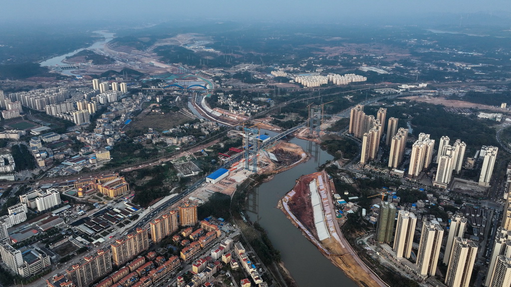 這是正在建設(shè)中的青年樞紐與欽州市區(qū)銜接處的平陸運河建設(shè)工地（2月4日攝，無人機照片）。