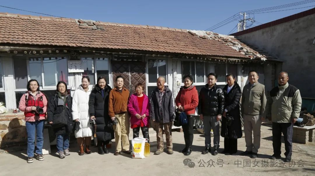 “三八”婦女節(jié)這一天，中國女?dāng)z影家協(xié)會來到北京市密云區(qū)不老屯鎮(zhèn)開展公益活動(dòng)，看望困難婦女家庭及百歲老人并為107歲老人曹淑珍拍照。不老屯鎮(zhèn)黨委書記張衛(wèi)星，黨委副書記、鎮(zhèn)長馬愛國，鎮(zhèn)人大主席張廣慶等參加了活動(dòng)。郝媛卓 攝