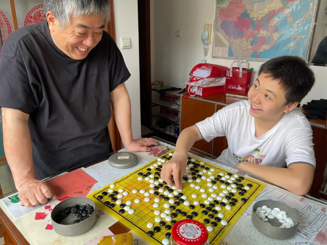 《祖孫以棋會友》小學組 攝影：胡家誠